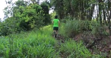 Yeşil ormanda koşan kadın