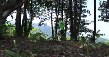 Yeşil ormanda koşan kadın