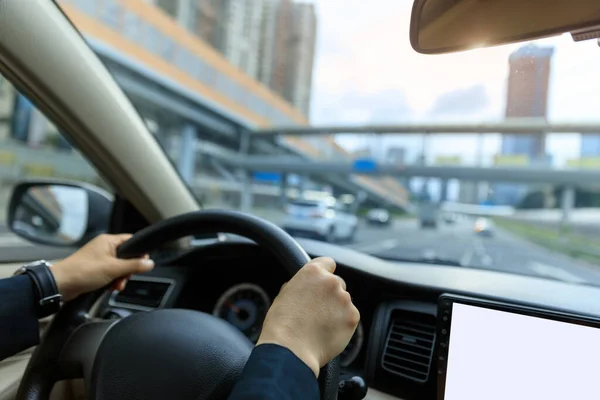 Personnes Conduisant Une Voiture Sur Route Ville — Photo