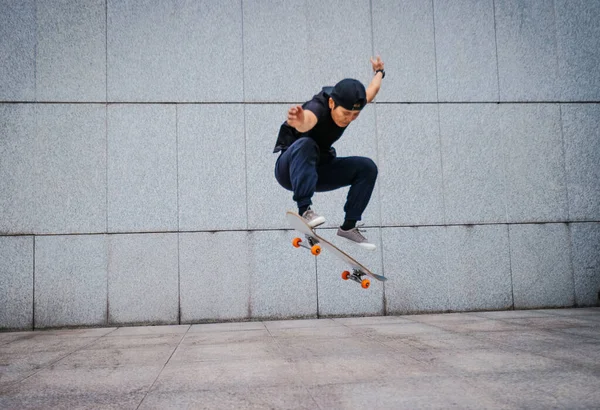 Mujer Asiática Skateboarder Skate Ciudad Moderna —  Fotos de Stock