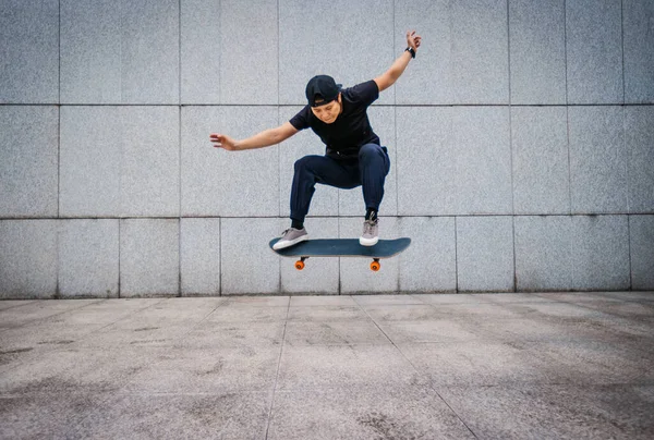 Asiatico Donna Skateboarder Skateboard Città Moderna — Foto Stock