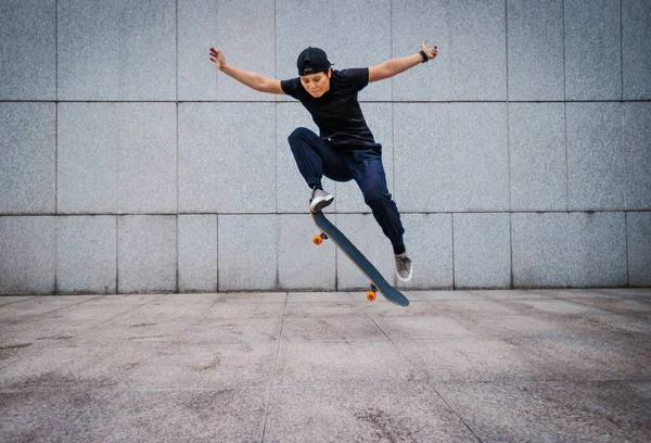 Asian Woman Skateboarder Skateboarding Modern City — Stock Photo, Image