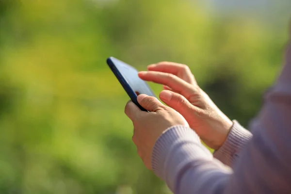 Asiatico Donna Utilizzando Smartphone All Aperto — Foto Stock