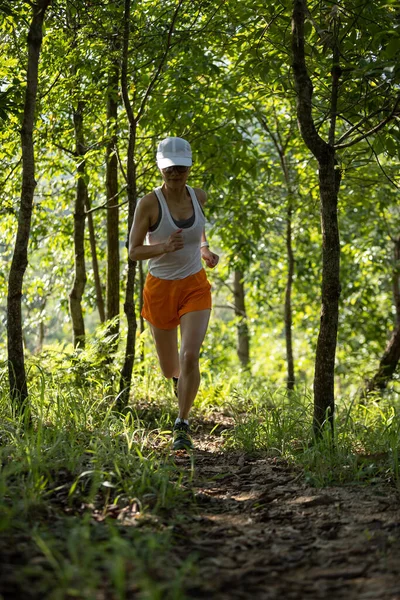 Бегущая Женщина Лесной Трае — стоковое фото