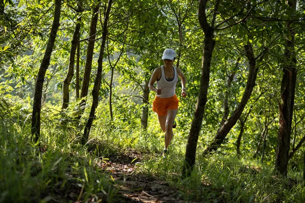 在森林电车上跑步的女运动员 — 图库照片
