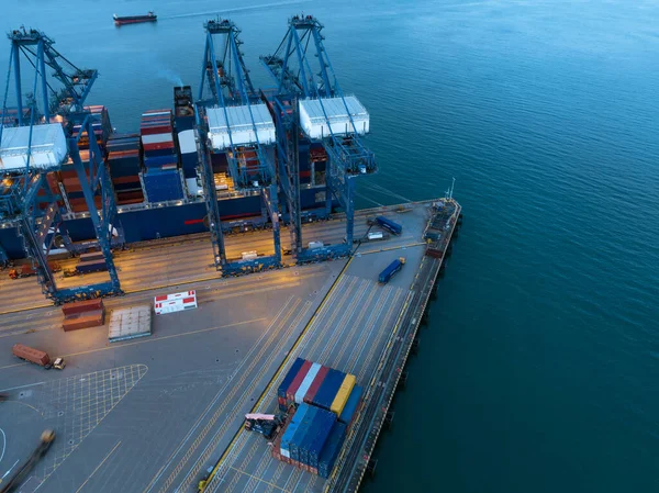 Gece konteyner terminalinin hava görüntüsü