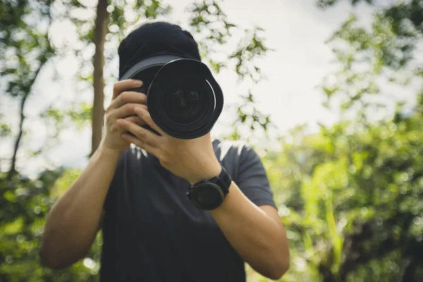 夏の山で写真を撮る女性写真家 — ストック写真