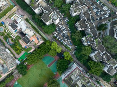 Şehrin tepesi binalar ve ağaçlarla çevrili.