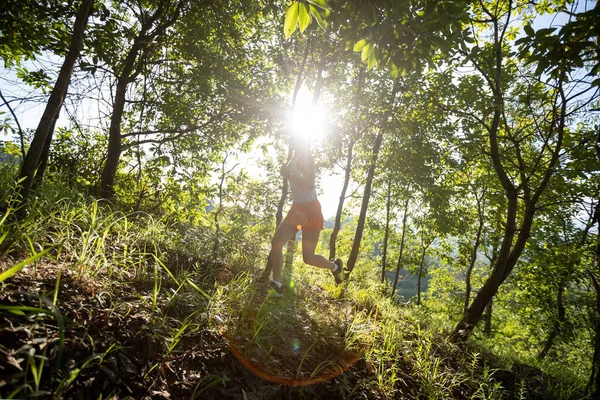 Жінка Біжить Лісовій Стежці — стокове фото