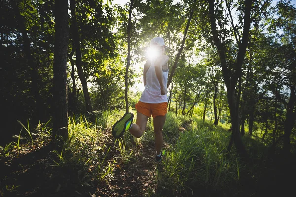 Běžkyně Běžící Lesní Cestě — Stock fotografie