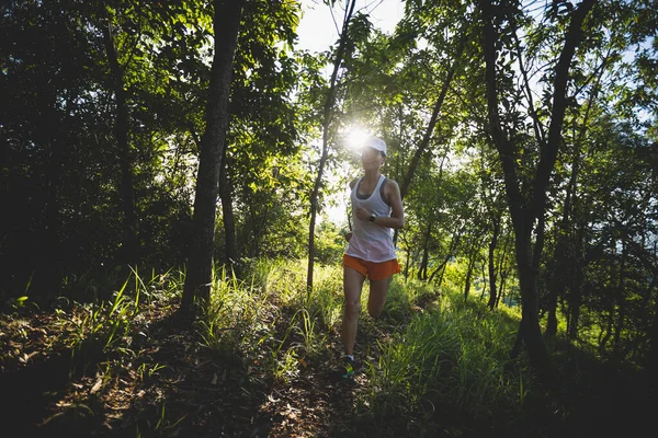 Corredor Mujer Corriendo Por Sendero Forestal — Foto de Stock