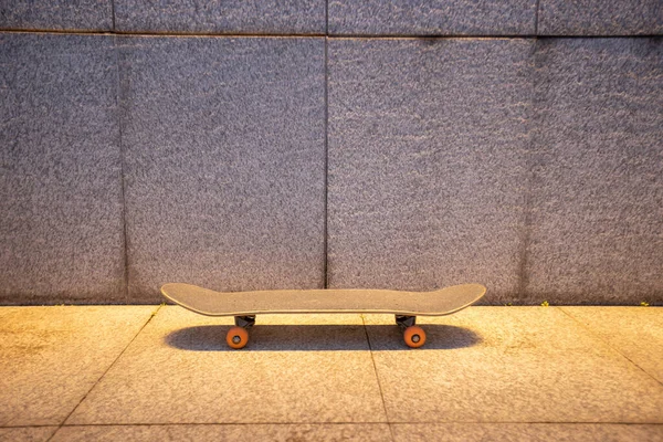 Skateboard Illuminated Gray Wall City — Stockfoto