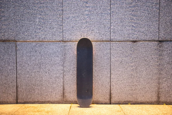 Skateboard Illuminated Gray Wall City — Stock fotografie