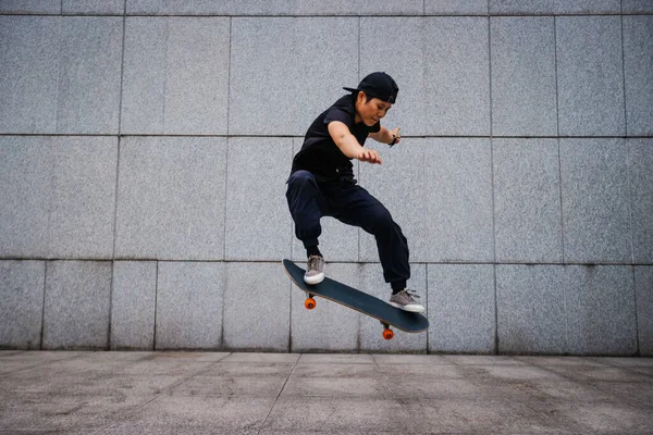 Asiatico Donna Skateboarder Skateboard Città Moderna — Foto Stock