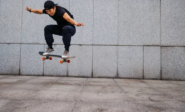 Aziatische Vrouw Skateboarder Skateboarden Moderne Stad — Stockfoto