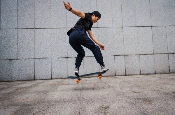 Modern şehirde Asyalı kaykaycı kadın.