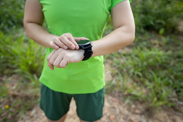 Woman Trail Runner Set Sports Watch Forest — Foto de Stock