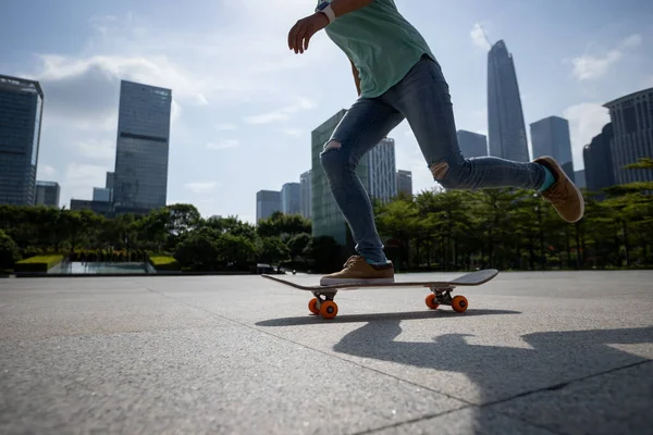 Kaykaycı şehir dışında kaykay yapıyor.