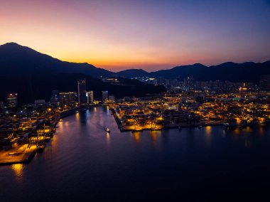 Gece konteyner terminalinin hava görüntüsü