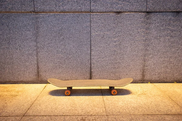 Skateboard Illuminated Gray Wall City — Fotografia de Stock