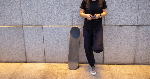 Jeden Skateboardista Používá Mobilní Telefon Městě — Stock fotografie