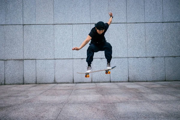 Asian Woman Skateboarder Skateboarding Modern City — Stock Photo, Image