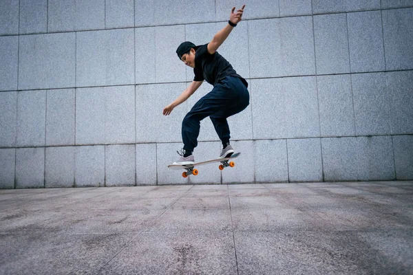 Asiatisk Kvinna Skateboarder Skateboard Modern Stad — Stockfoto