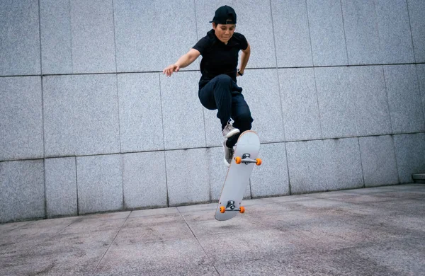 Asijské Ženy Skateboarder Skateboarding Moderním Městě — Stock fotografie