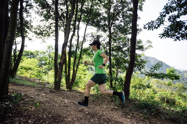 Woman Trail Runner Running Tropical Forest Mountain Peak — 스톡 사진