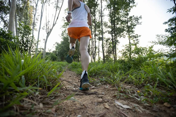 Woman Trail Runner Running Tropical Forest Mountain Peak — 图库照片