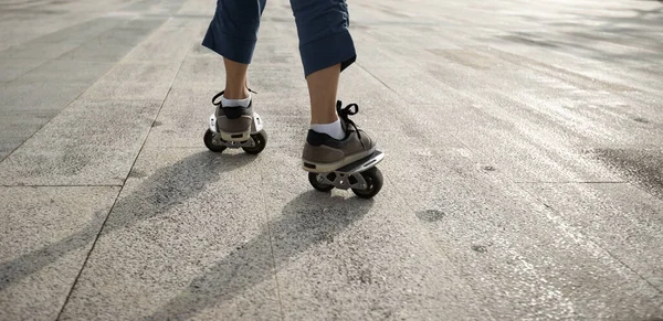 Freeline Skateboarder Πόδια Skateboarding Στην Πόλη — Φωτογραφία Αρχείου