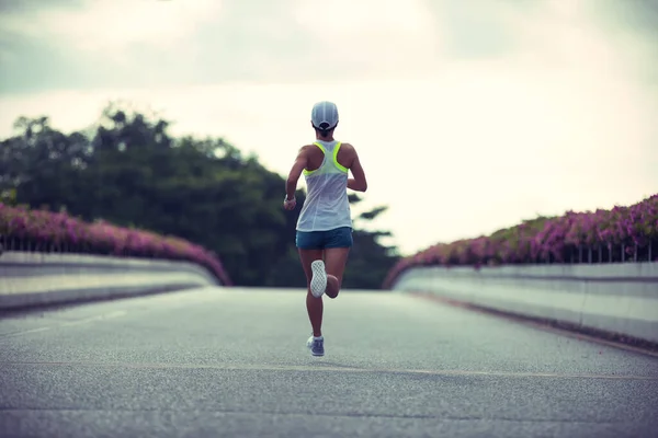 Fitness Woman Runner Running City Bridge Road — Stockfoto
