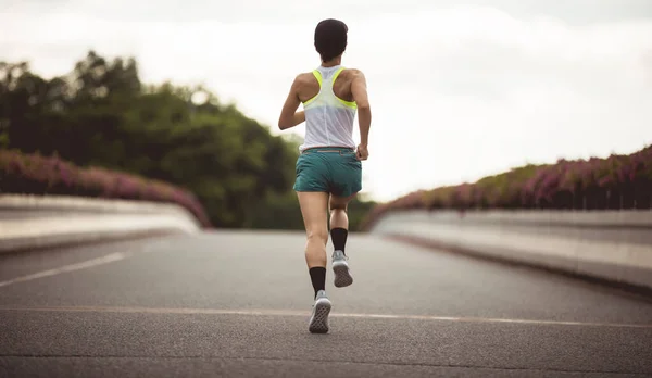 Fitness Woman Runner Running City Bridge Road — Zdjęcie stockowe