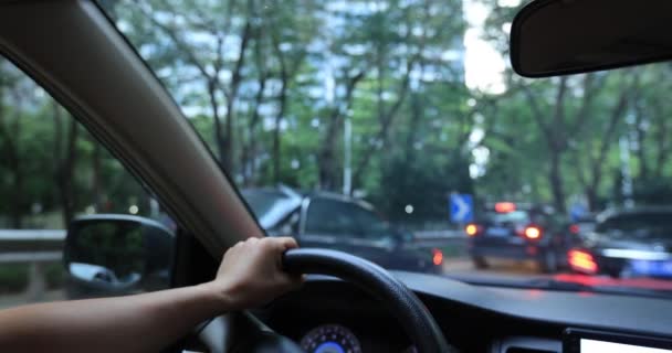 Γυναίκα Που Οδηγεί Αυτοκίνητο Στο Δρόμο Της Πόλης — Αρχείο Βίντεο