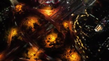 Akşamları modern Asya şehrinin havadan görünüşü