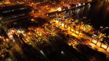 Gece konteyner terminalinin hava görüntüsü