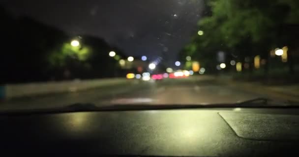 Γυναίκα Οδήγηση Αυτοκινήτου Στο Δρόμο Της Πόλης Νύχτα — Αρχείο Βίντεο