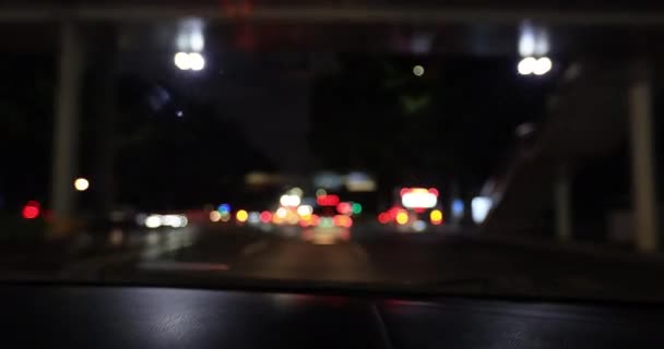 Γυναίκα Οδήγηση Αυτοκινήτου Στο Δρόμο Της Πόλης Νύχτα — Αρχείο Βίντεο