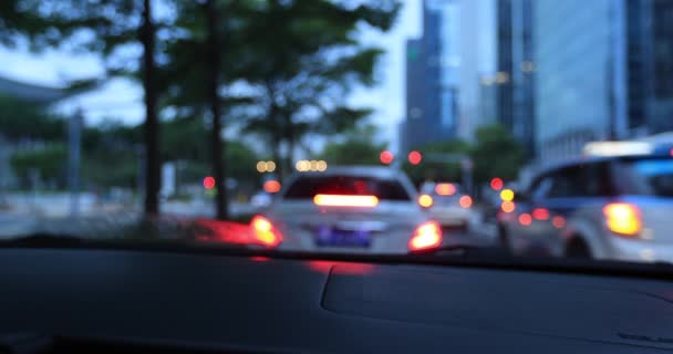 Mulher Dirigindo Carro Estrada Cidade — Vídeo de Stock