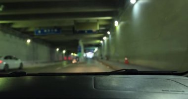 Tünelde giden arabanın görüntüsü