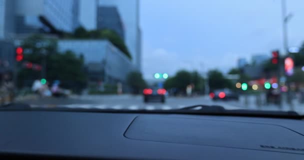 Mulher Dirigindo Carro Estrada Cidade — Vídeo de Stock