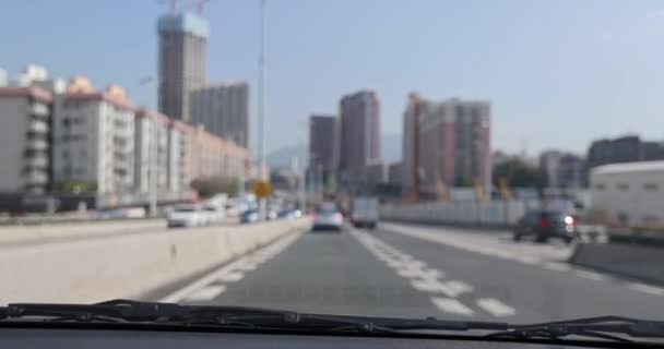 Mujer Conduciendo Coche Ciudad Carretera — Vídeos de Stock
