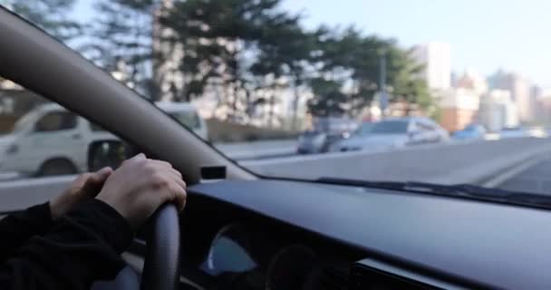 Mulher Dirigindo Carro Estrada Cidade — Vídeo de Stock