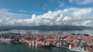 Çin 'in Shenzhen şehrindeki Yantian konteyner terminalinin hava görüntüsü.