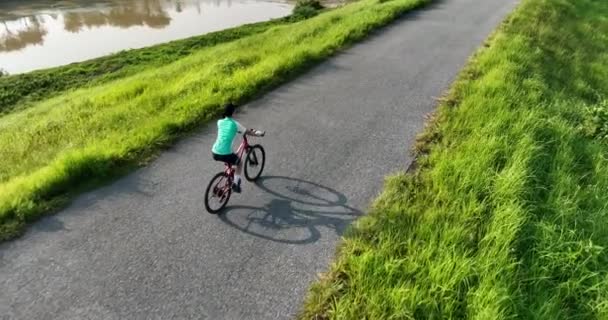 Mujer Joven Divirtiéndose Mientras Monta Bicicleta Sendero Del Bosque — Vídeos de Stock