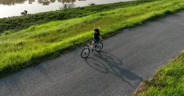 Jeune Femme Amuser Tout Faisant Vélo Sur Sentier Forestier — Video