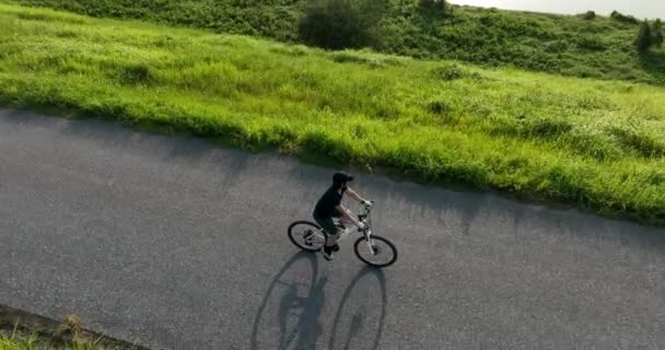 Jeune Femme Amuser Tout Faisant Vélo Sur Sentier Forestier — Video