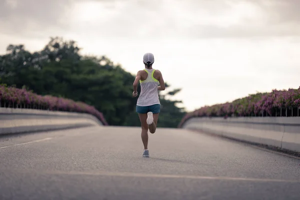 Fitness Woman Runner Running City Bridge Road — Stockfoto