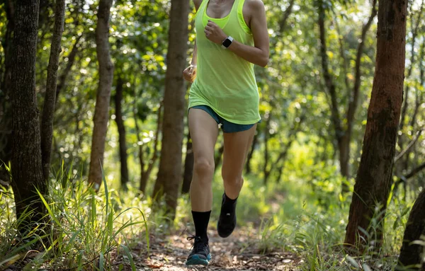 Fitness Woman Trail Runner Running Summer Forest Trail — Foto de Stock