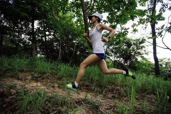 Kvinnlig Löpare Skogsstig — Stockfoto
